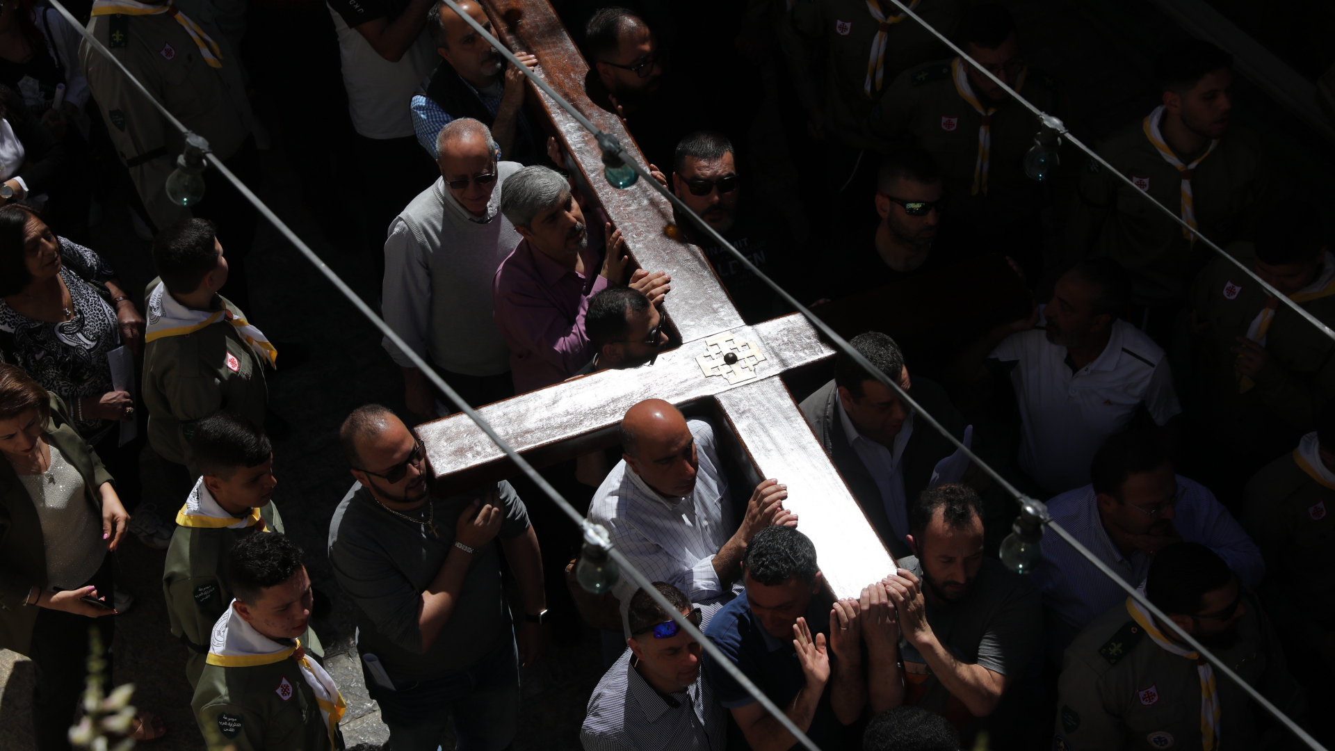 Christen tragen ein großes Kreuz während der Karfreitagsprozession entlang der Via Dolorosa in der Altstadt von Jerusalem. | EPA