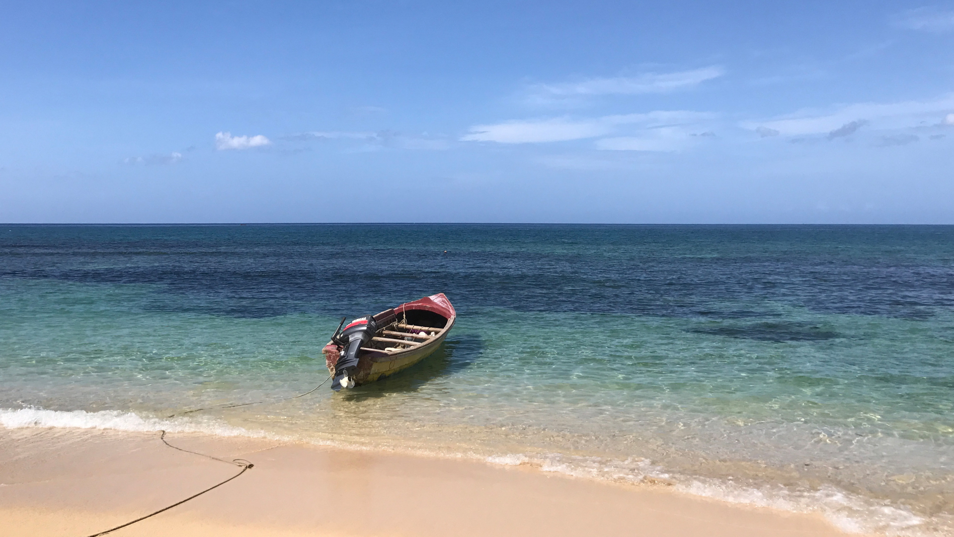 Ein Boot liegt am Strand des jamaikanischen Küstenorts Negril (Archivbild). | dpa