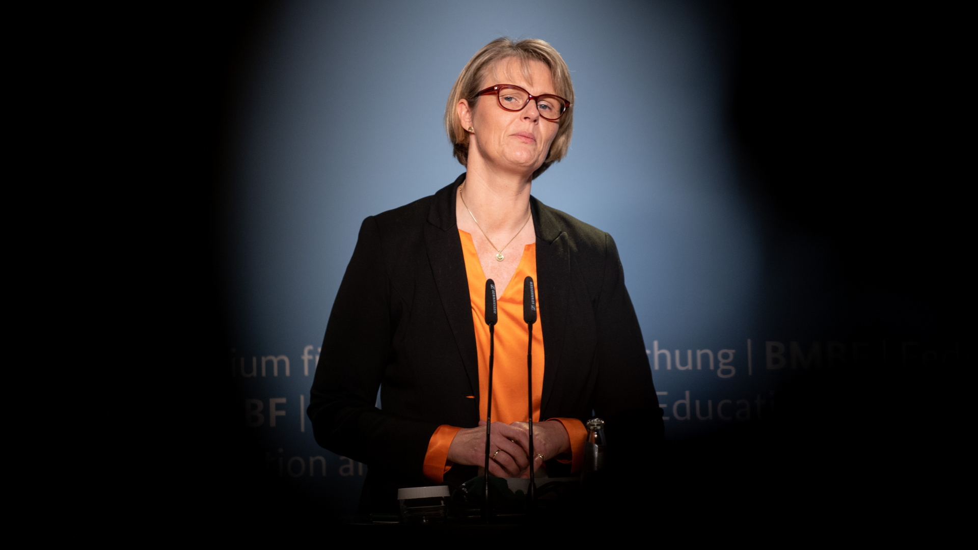 Anja Karliczek (CDU), Bundesministerin für Bildung und Forschung, spricht bei einer Pressekonferenz zu den Themen Impfstrategie und Schulen (Archivbild). | dpa
