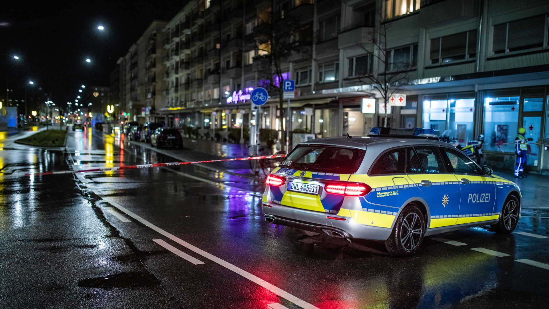 Eine Polizeiabsperrung in der Innenstadt von Karlsruhe. | dpa