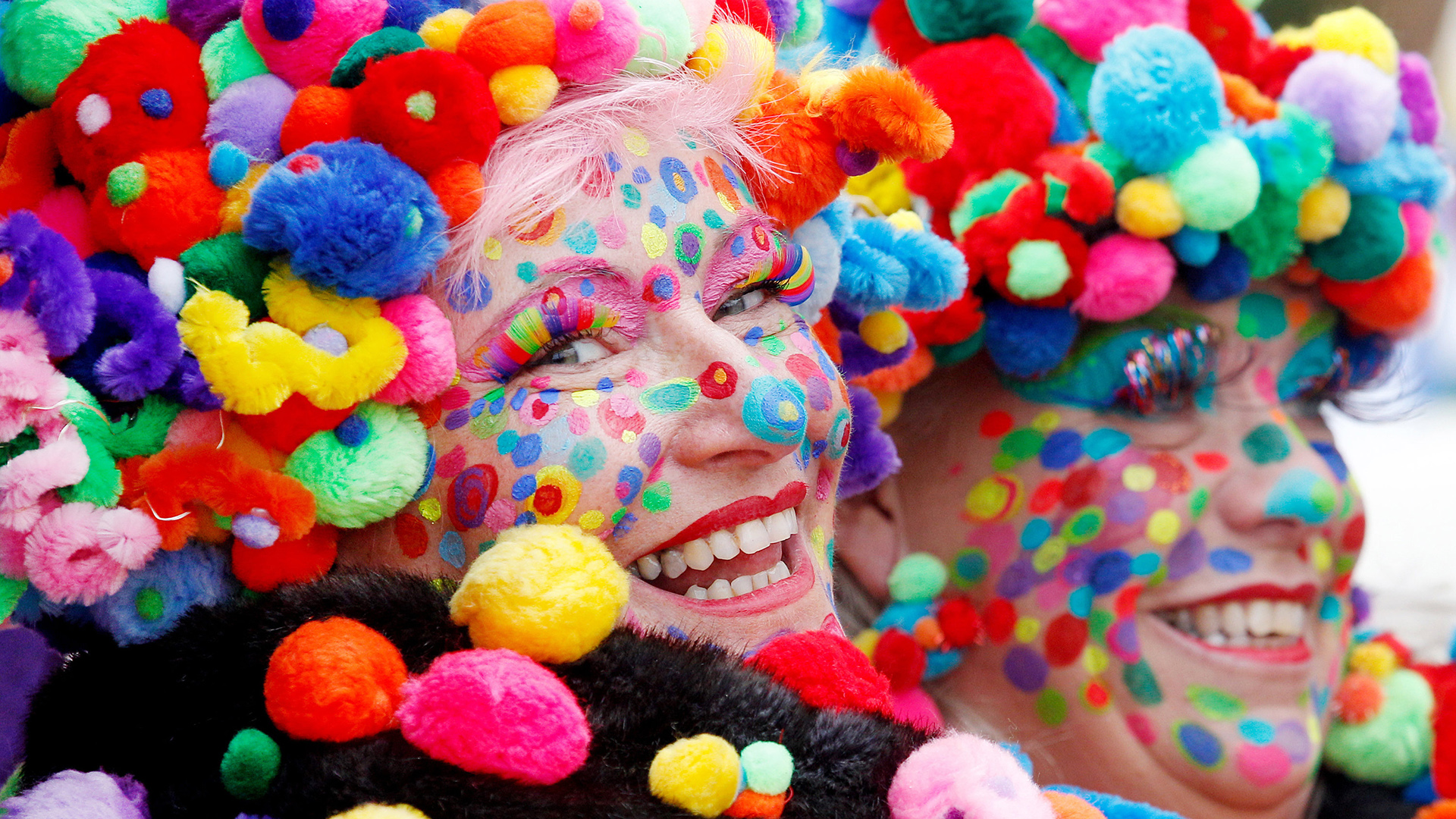 Bunt geschminkte Karnevalistinnen | Bildquelle: dpa