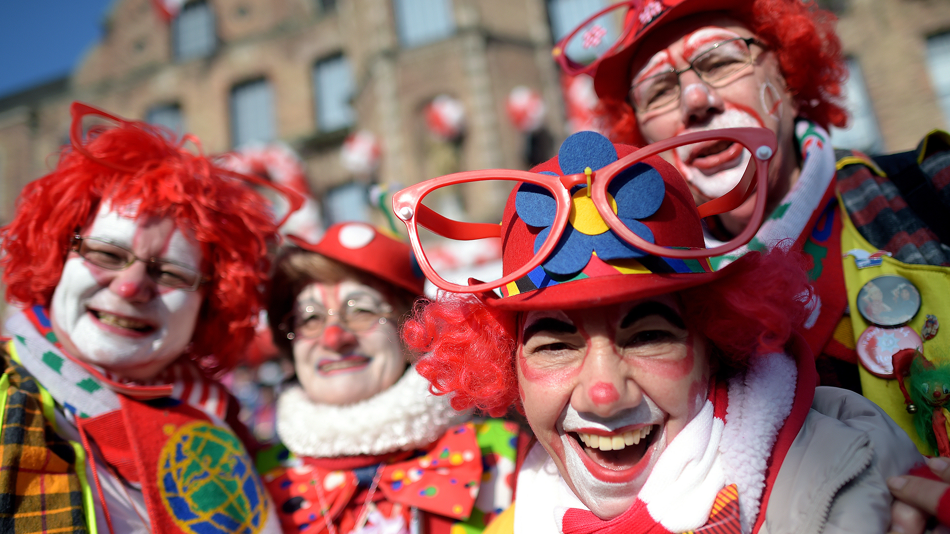 Clowns feiern in Düsseldorf beim Rosenmontagszug | dpa