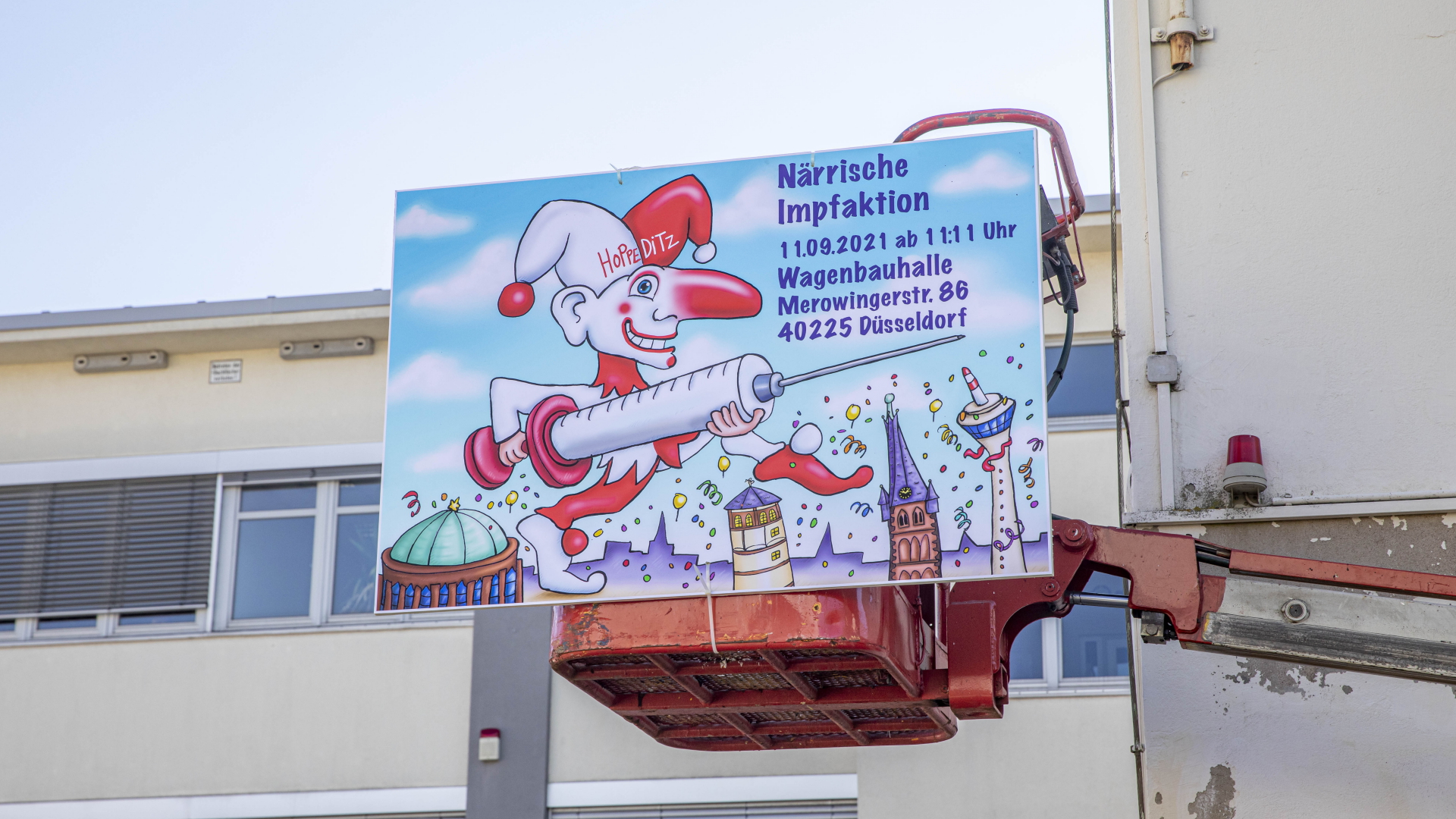 Ein Schild der Düsseldorfer Karnevalisten für ein Corona-Impfaktion | dpa