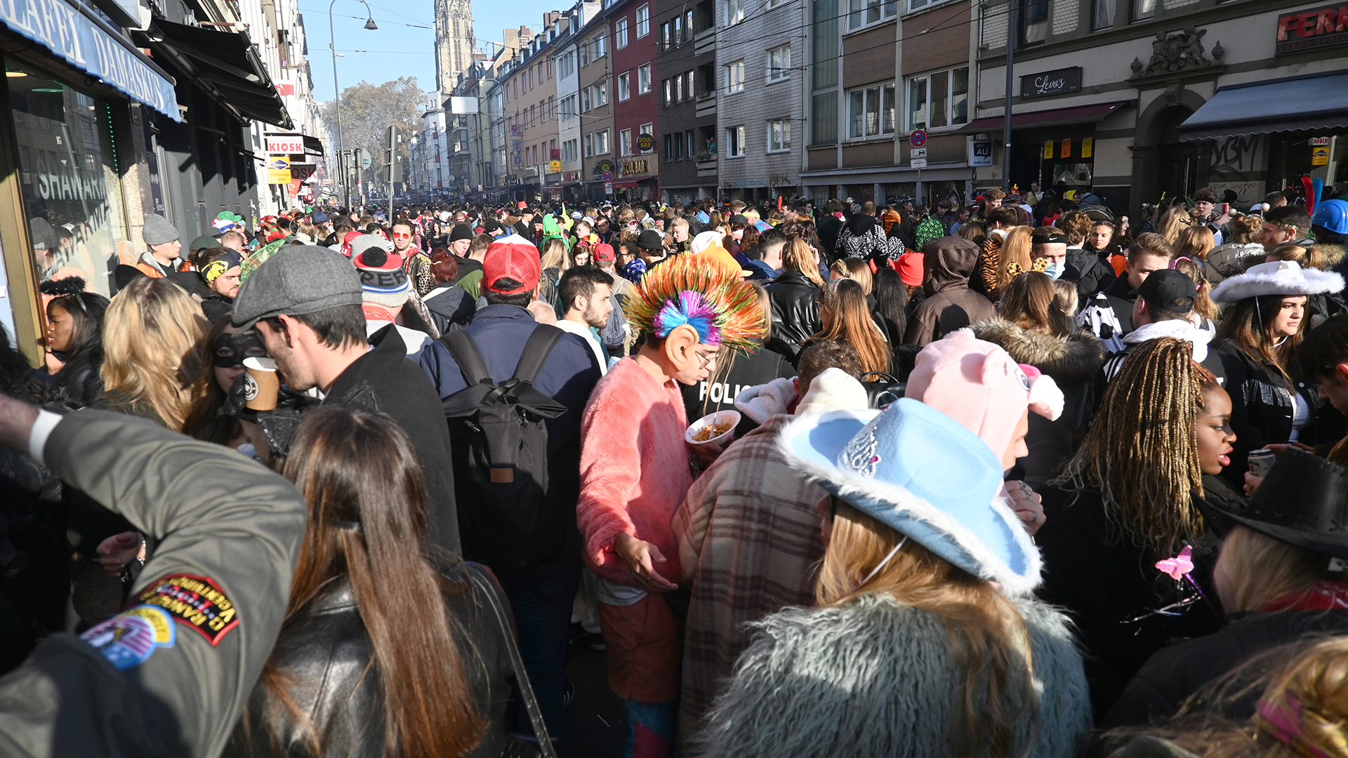 Junge Menschen feiern in dem 2G Bereich um den Zülpicher Platz in Köln. | dpa