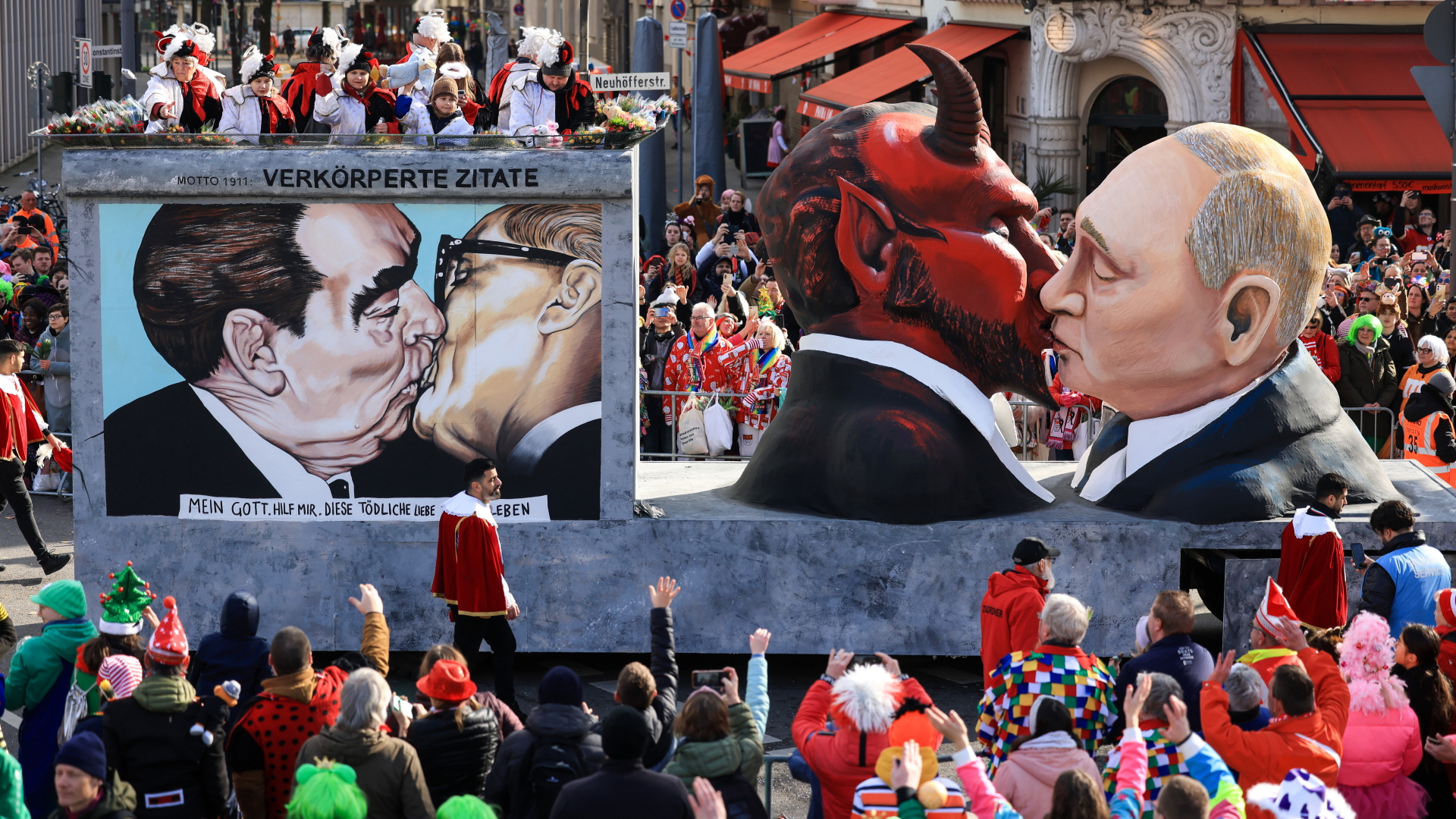 Der Mottowagen "Verkörperte Zitate", dem Motto der Session von 1911, mit einer Darstellung des russischen Präsidenten Putin der den Teufel küsst, fährt im Festumzug mit. | dpa