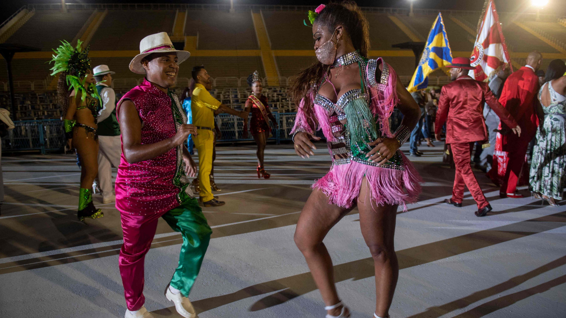 Mitglieder der Carnival Samba Schule tanzen angesichts des erneuerten Marques de Sapucai Sambadroms in Rio de Janeiro, Brasilien. Wegen der Corona-Pandemie wird es dieses Jahr nur vereinzelte Feste in geschlossenen Räumen geben, der große Straßenumzug durch Rio de Janeiro wurde auf April verschoben. | AFP
