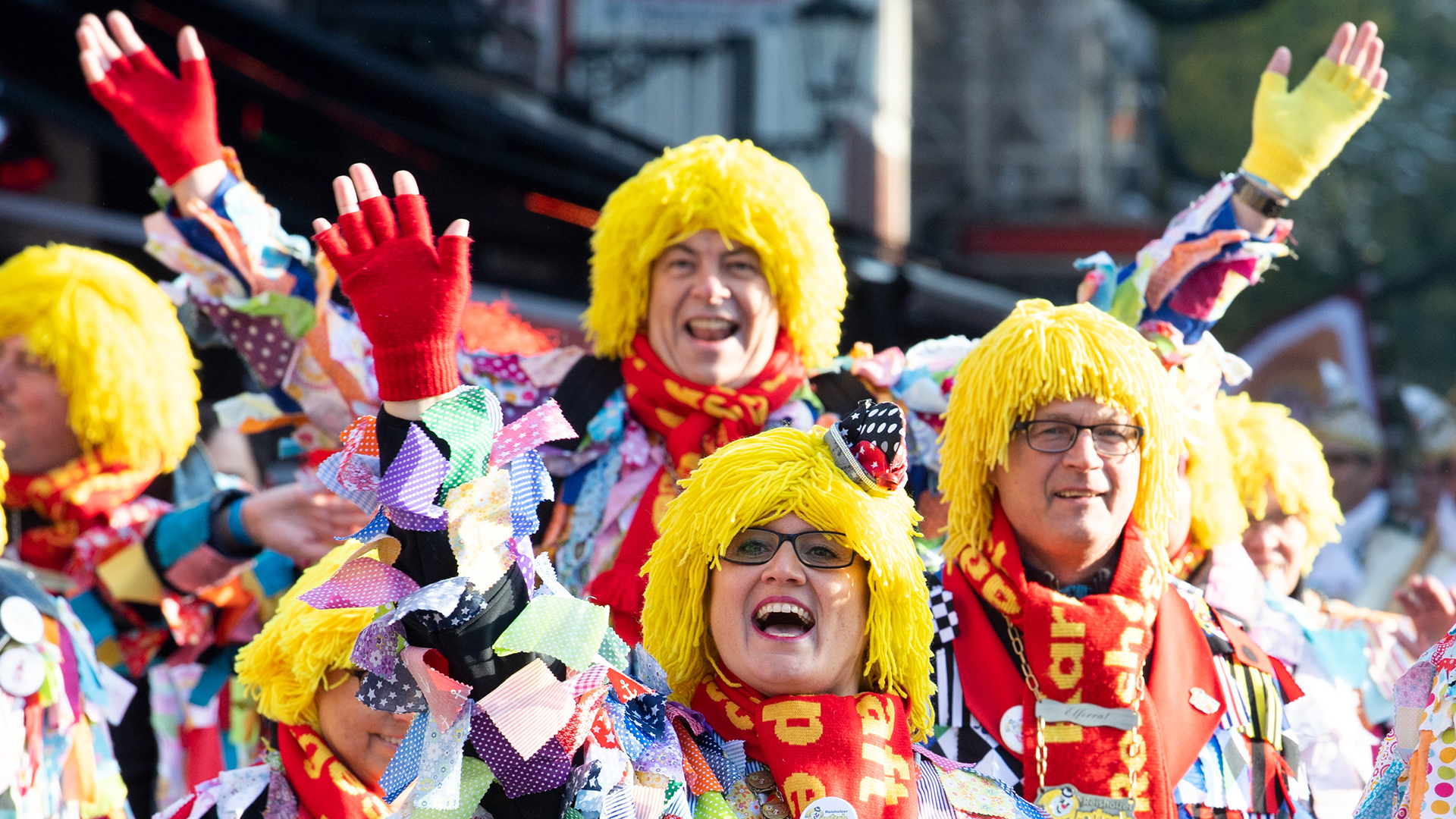Karnevalisten feiern auf dem Marktplatz in Düsseldorf das Hoppeditz-Erwachen. | dpa