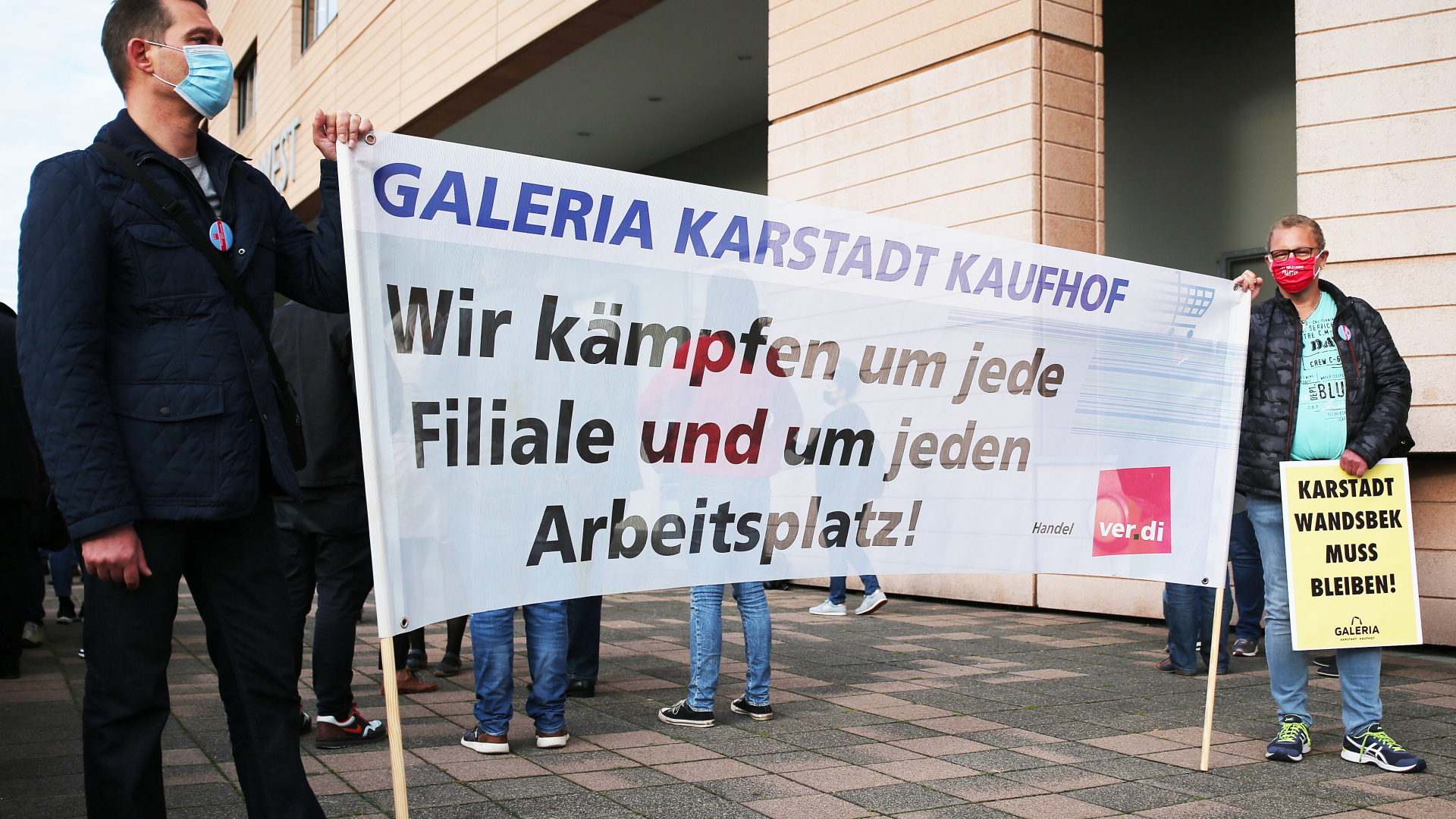 Karstadt-Mitarbeitende demonstrieren in Essen für den Erhalt ihrer Arbeitsplätze | dpa
