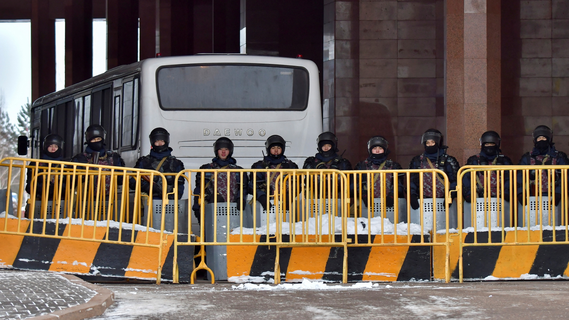 Kasachische Sicherheitskräfte sperren die Straße zur Präsidentenresidenz Akorda in Nur-Sultan. | REUTERS