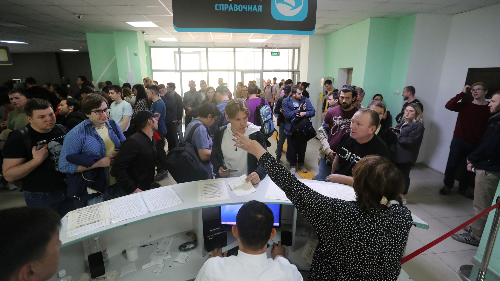 Russische Flüchtlinge in einer Behörde in Almaty (Kasachstan) | REUTERS