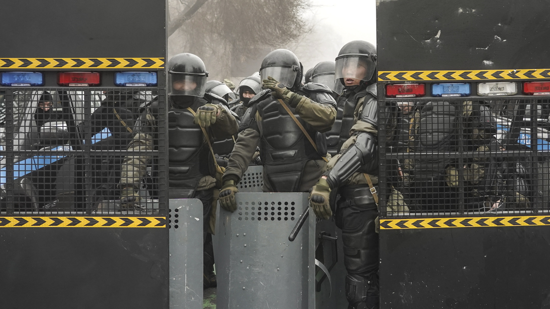 Polizisten in Schutzausrüstung in Almaty, Kasachstan. | EPA