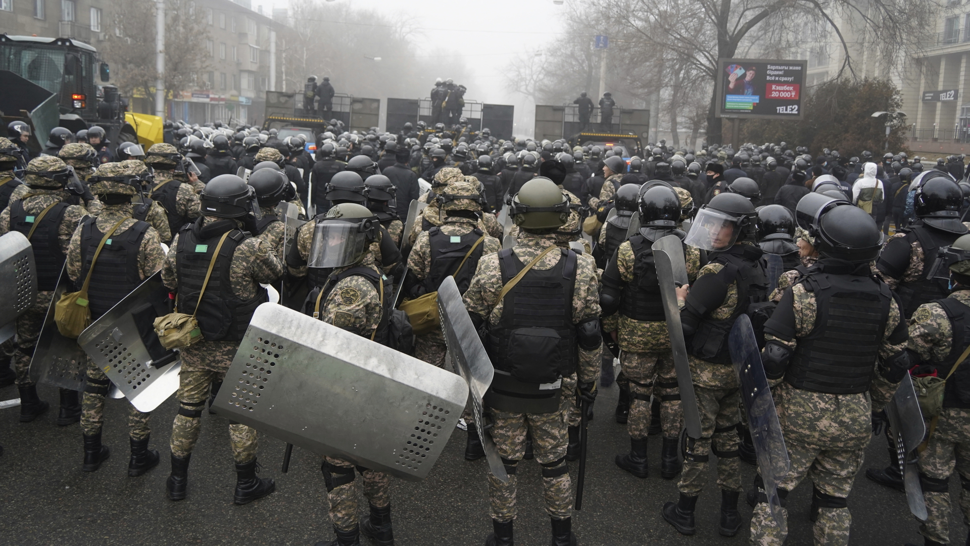 Bereitschaftspolizisten blockieren eine Straße im kasachischen Almaty, um Demonstranten aufzuhalten.