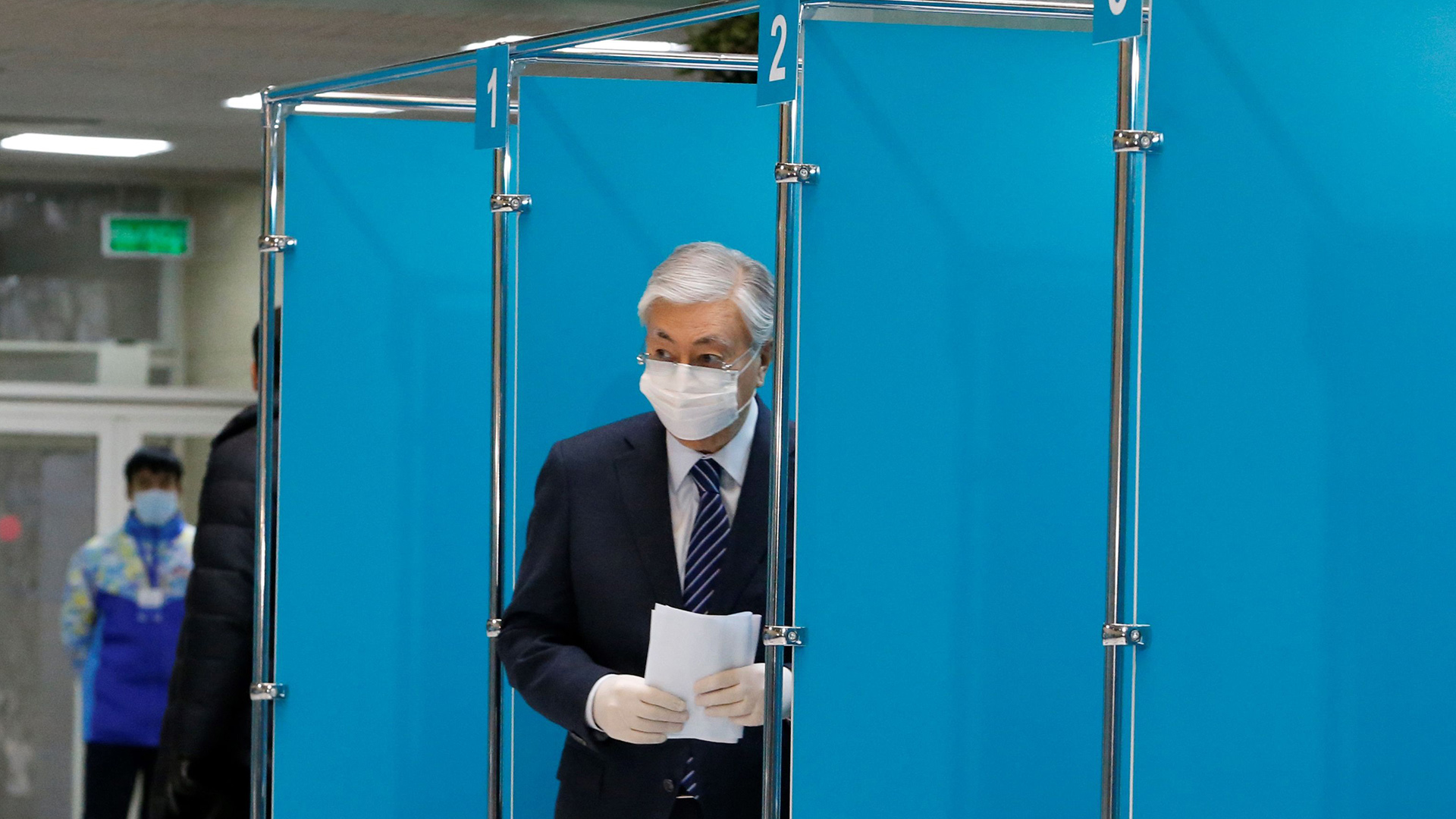 Kassym-Jomart Tokajew an Wahlkabinen in Nur-Sultan, Kasachstan. | AFP