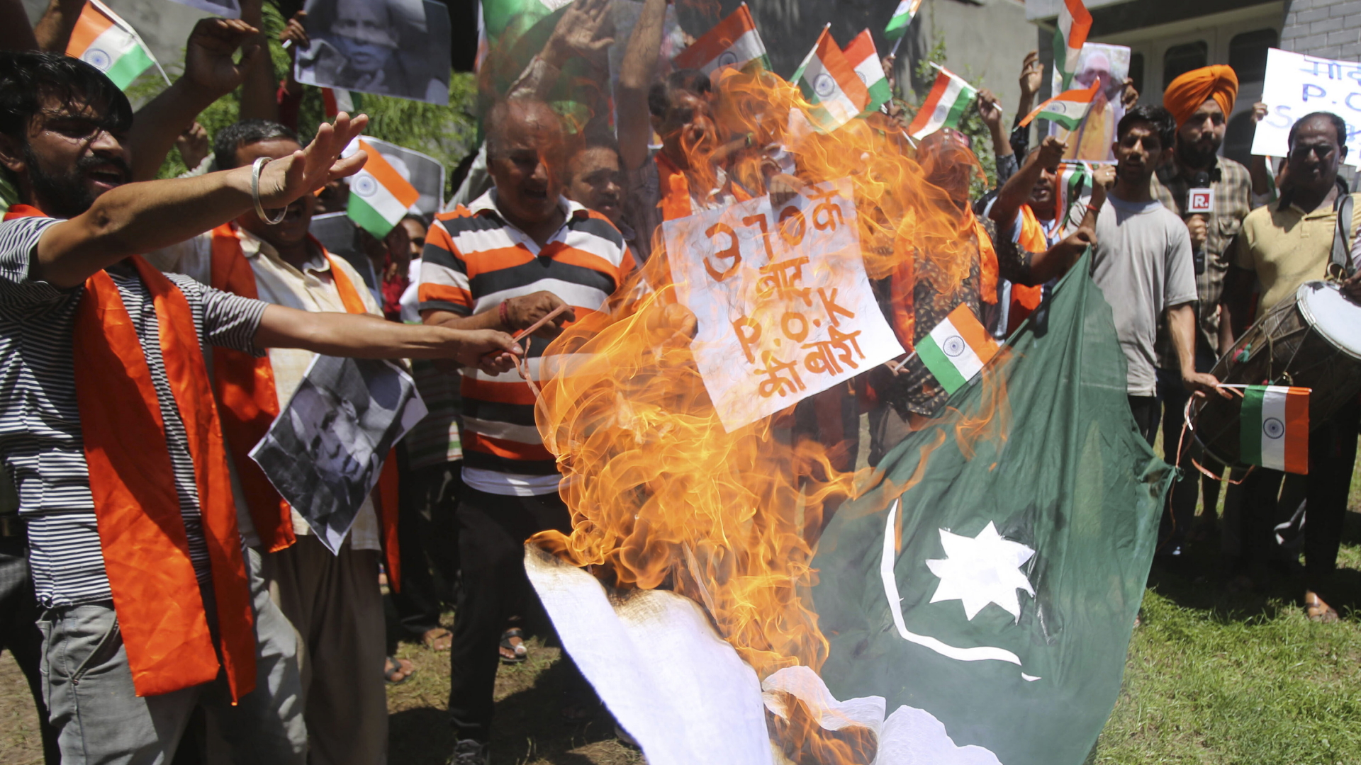 Eine Gruppe Hindus verbrennt eine pakistanische Flagge. | AP