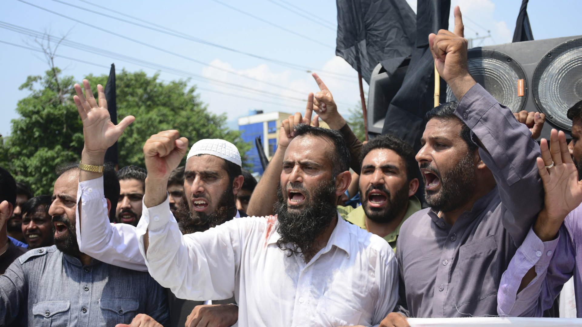 Pakistanische Kaschmir-Bewohner protestieren gegen den Entschluss der indischen Regierung, dem Bundesstaat seine Autonomie abzuerkennen. | AP