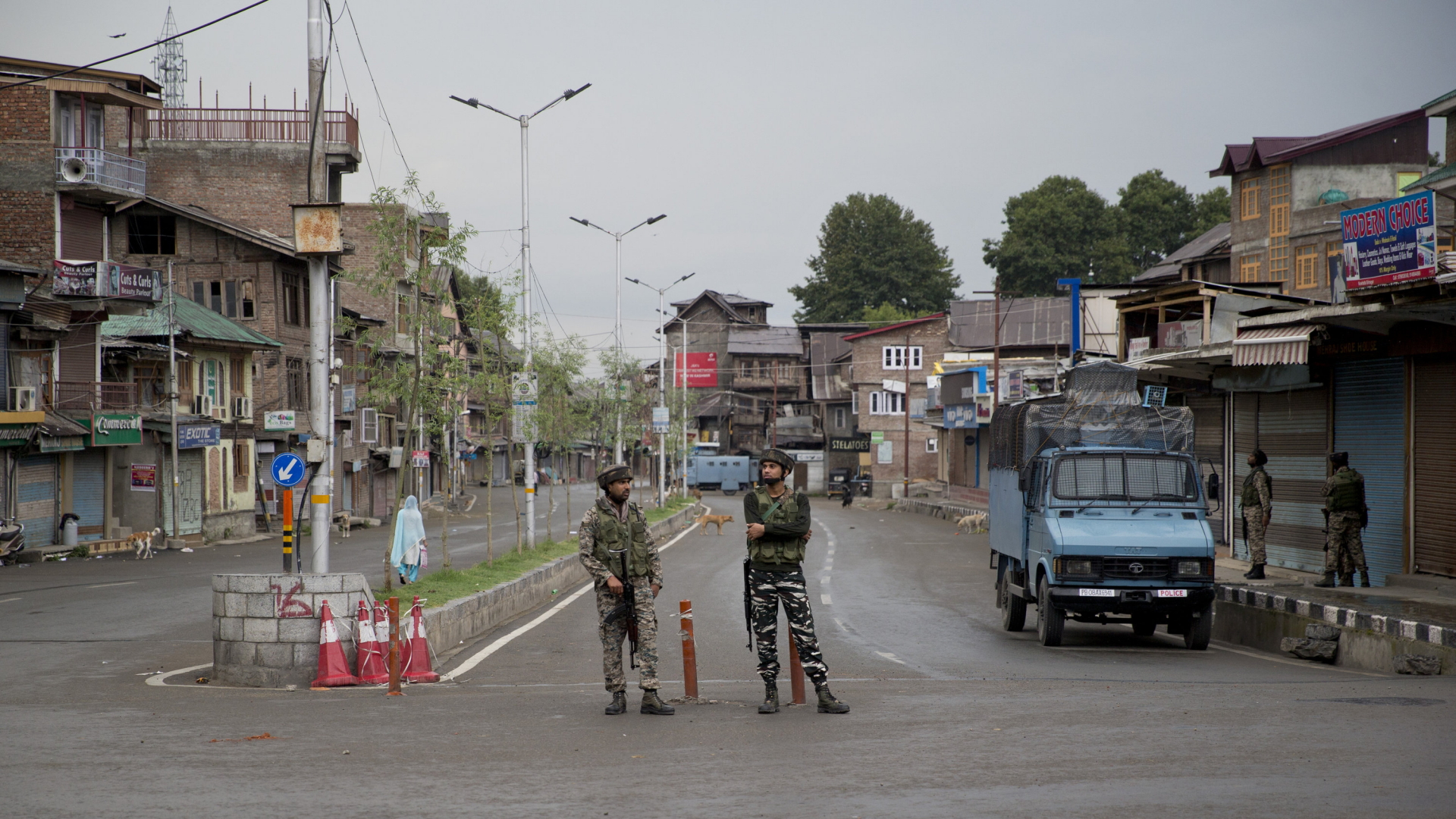 Paramilitärische Einheiten bei einer Straßensperre in Srinagar. | AP