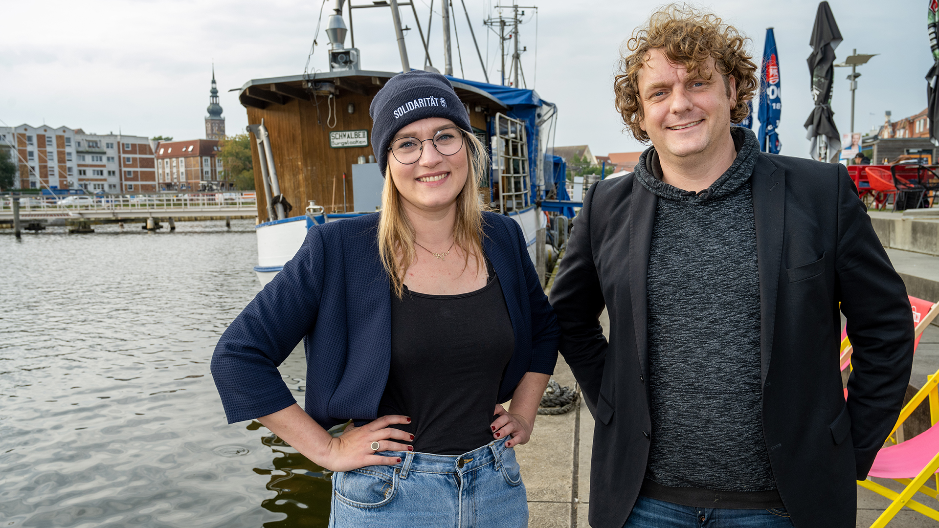 Die SPD-Bundestagsabgeordneten Anna Kassautzki und Erik von Malottki im Hafen von Greifswald | dpa