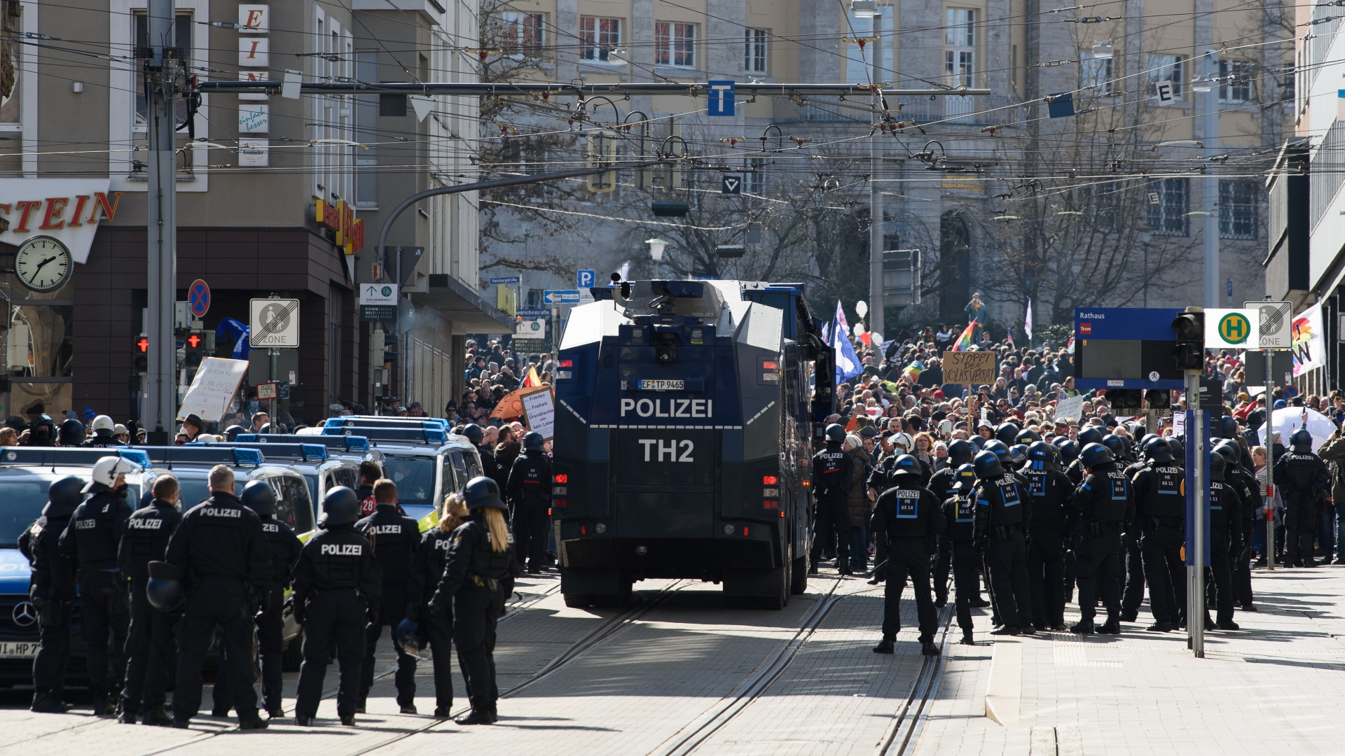 Kassel: Einsatzkräfte der Polizei stehen bei einer Kundgebung unter dem Motto "Freie Bürger Kassel - Grundrechte und Demokratie" neben einem Wasserwerfer.  | dpa