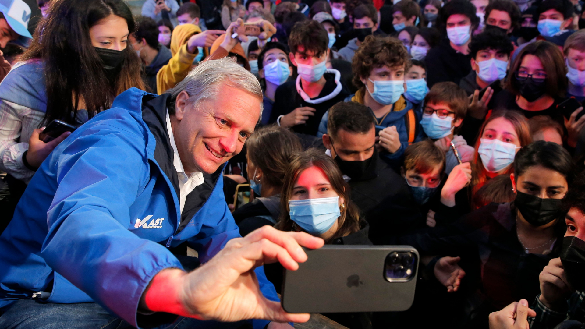 Chiles Präsidentschaftskandidat Kast bei einem Selfie mit Anhängern | AFP