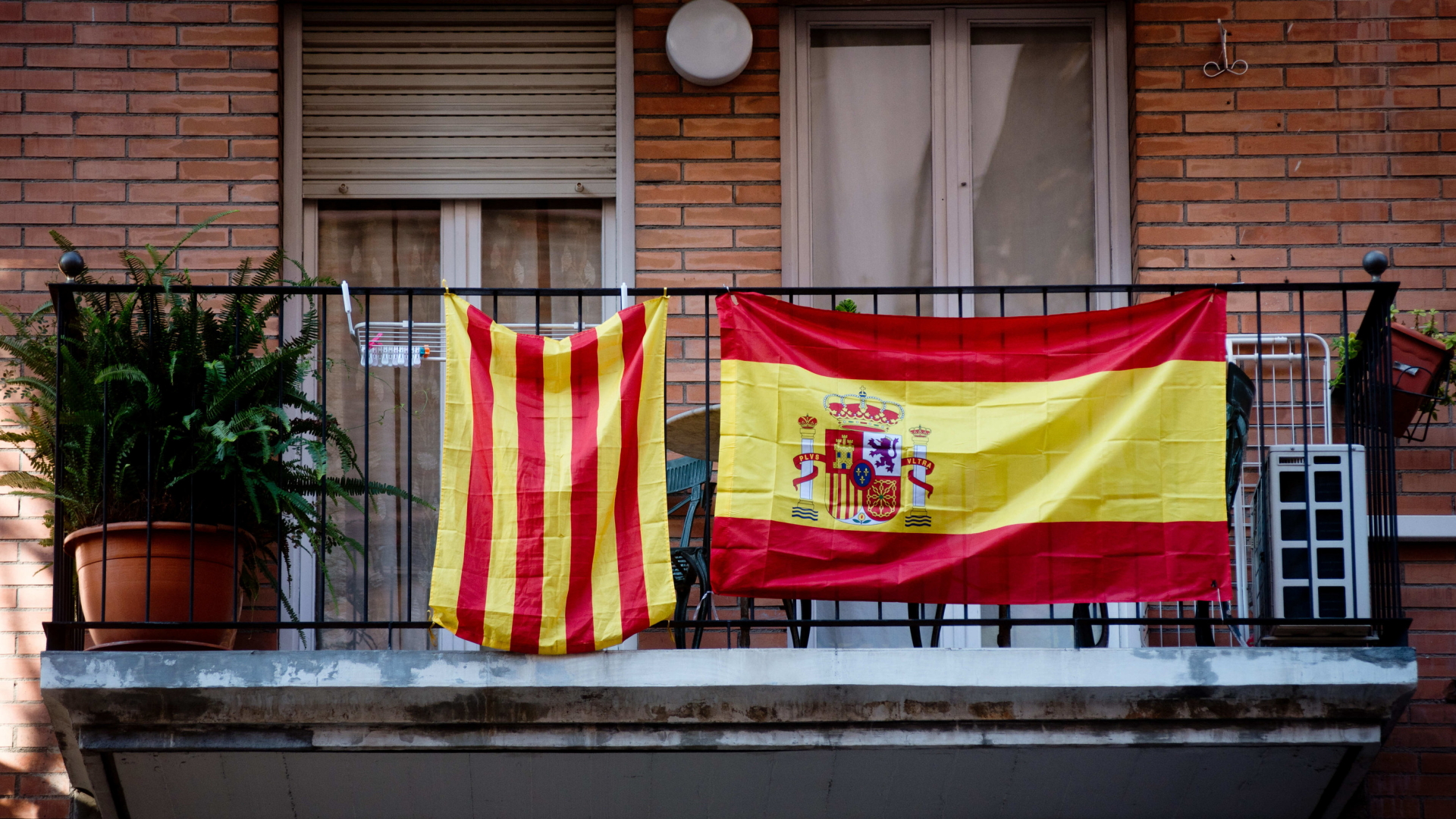 Spanische und katalanische Flagge an einem Balkon-Geländer | dpa