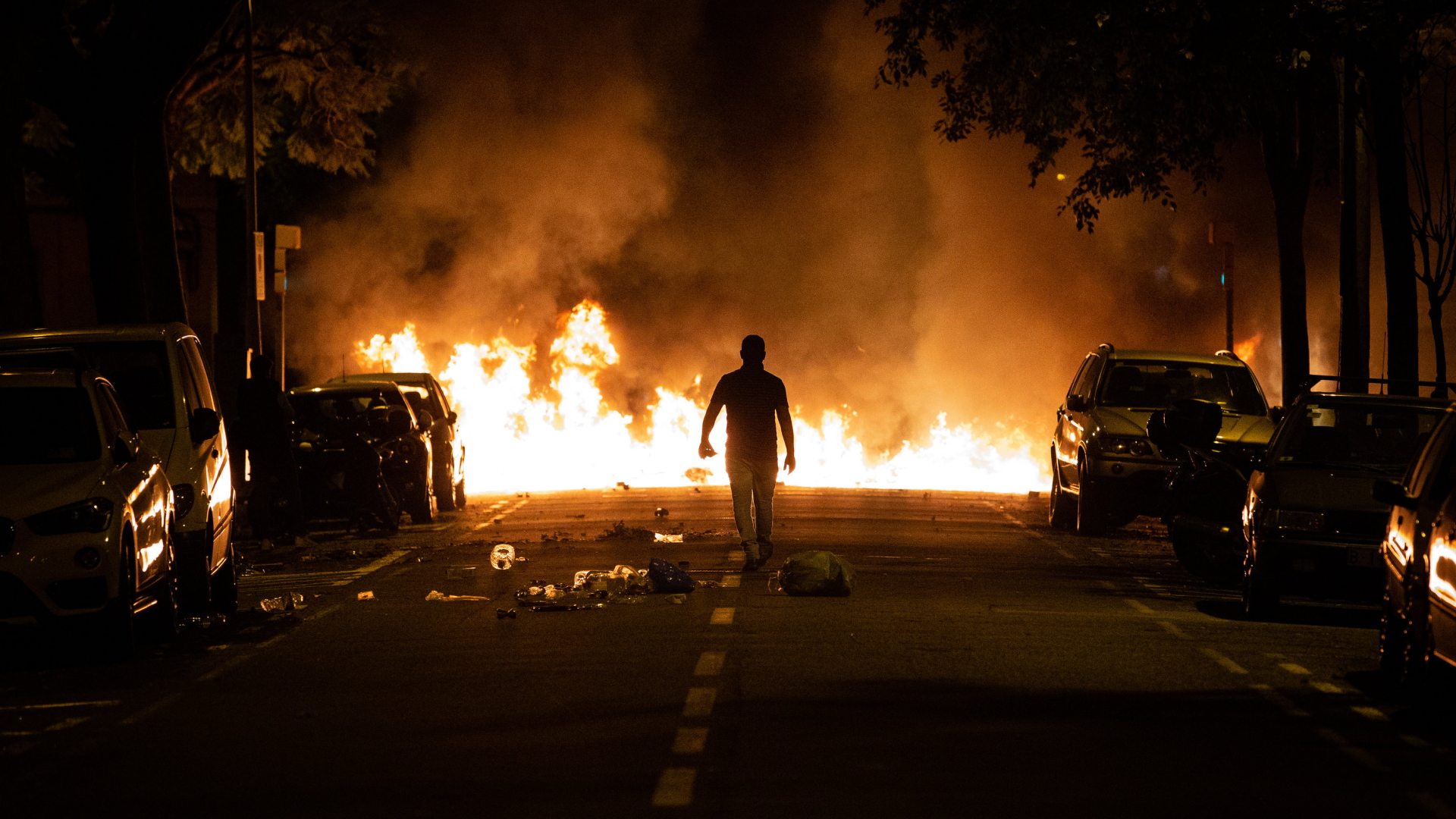Brennende Barrikaden in einer Straße in Barcelona | dpa