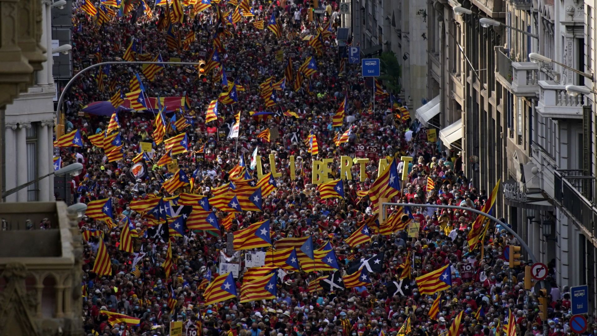 Zahlreiche Menschen demonstrieren in Barcelona für die Unabhägigkeit Kataloniens. | AP