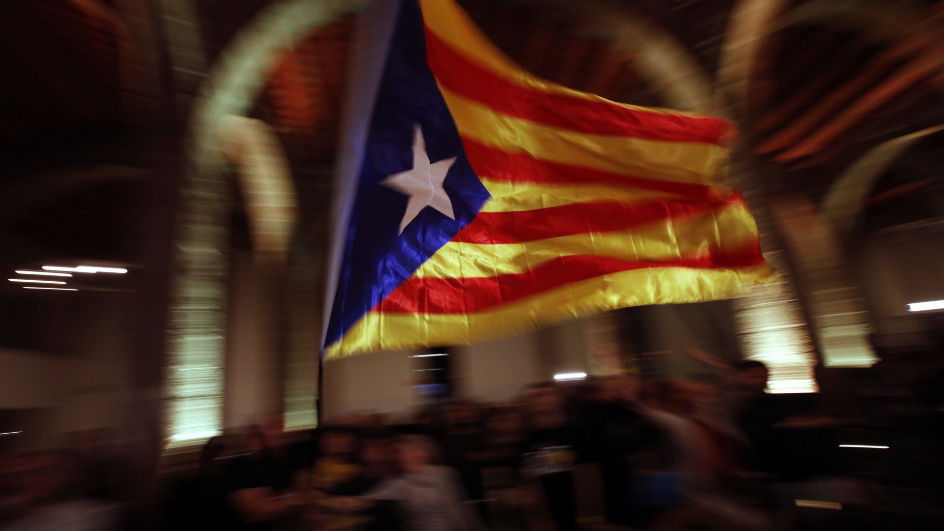 Einwohner Barcelonas schwingen in der Nacht der Regionalwahl eine Katalonienflagge. | AP