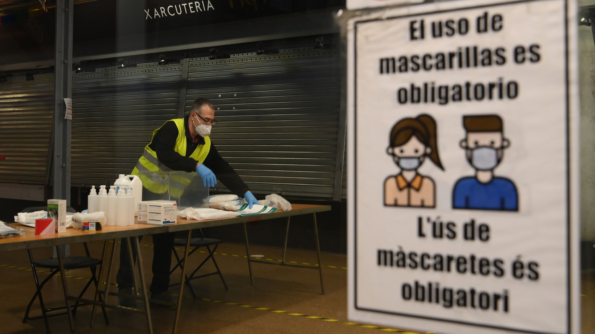 Ein Helfer richtet im leeren Ninot-Markt in Barcelona ein pandemiekonformes Wahllokal für die Abstimmung her. | AFP