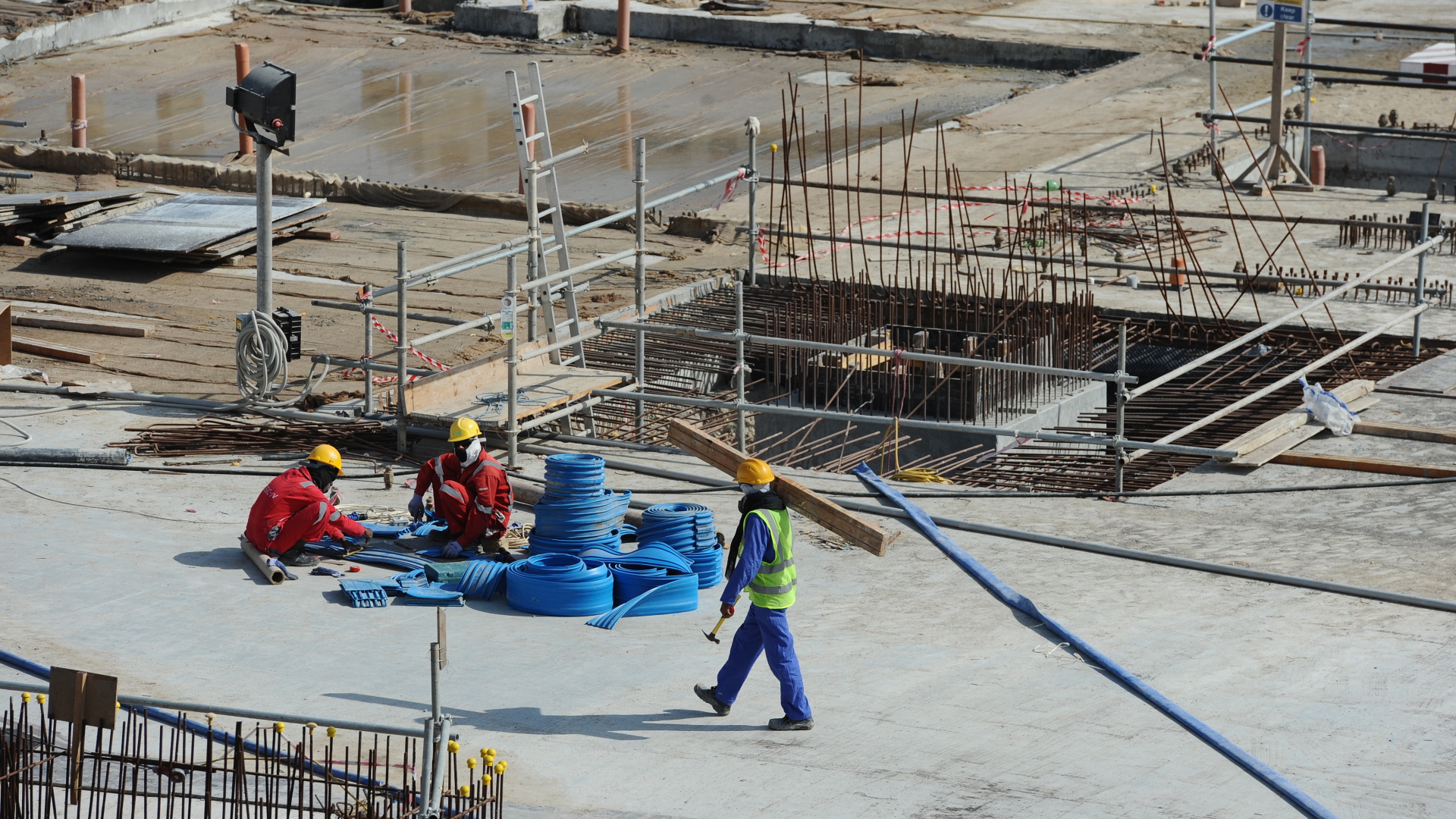 Katar, Al Khor: Ein Arbeiter geht über die Baustelle des Al-Bayt-Stadions vor den Toren der Stadt (Archiv). | dpa