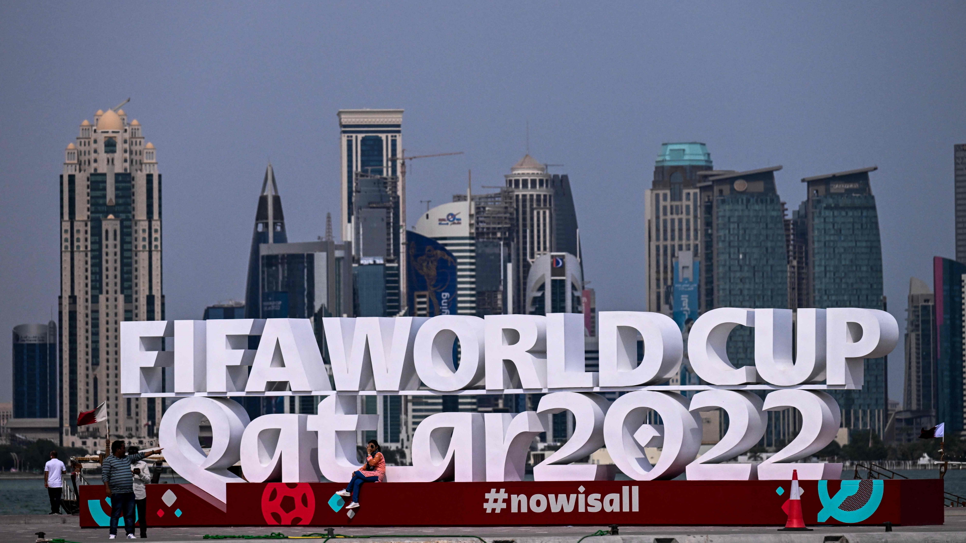 Ein Aufsteller mit der Aufschrift "FIFA World Cup Qatar 2022" steht vor der Skyline von Doha | AFP