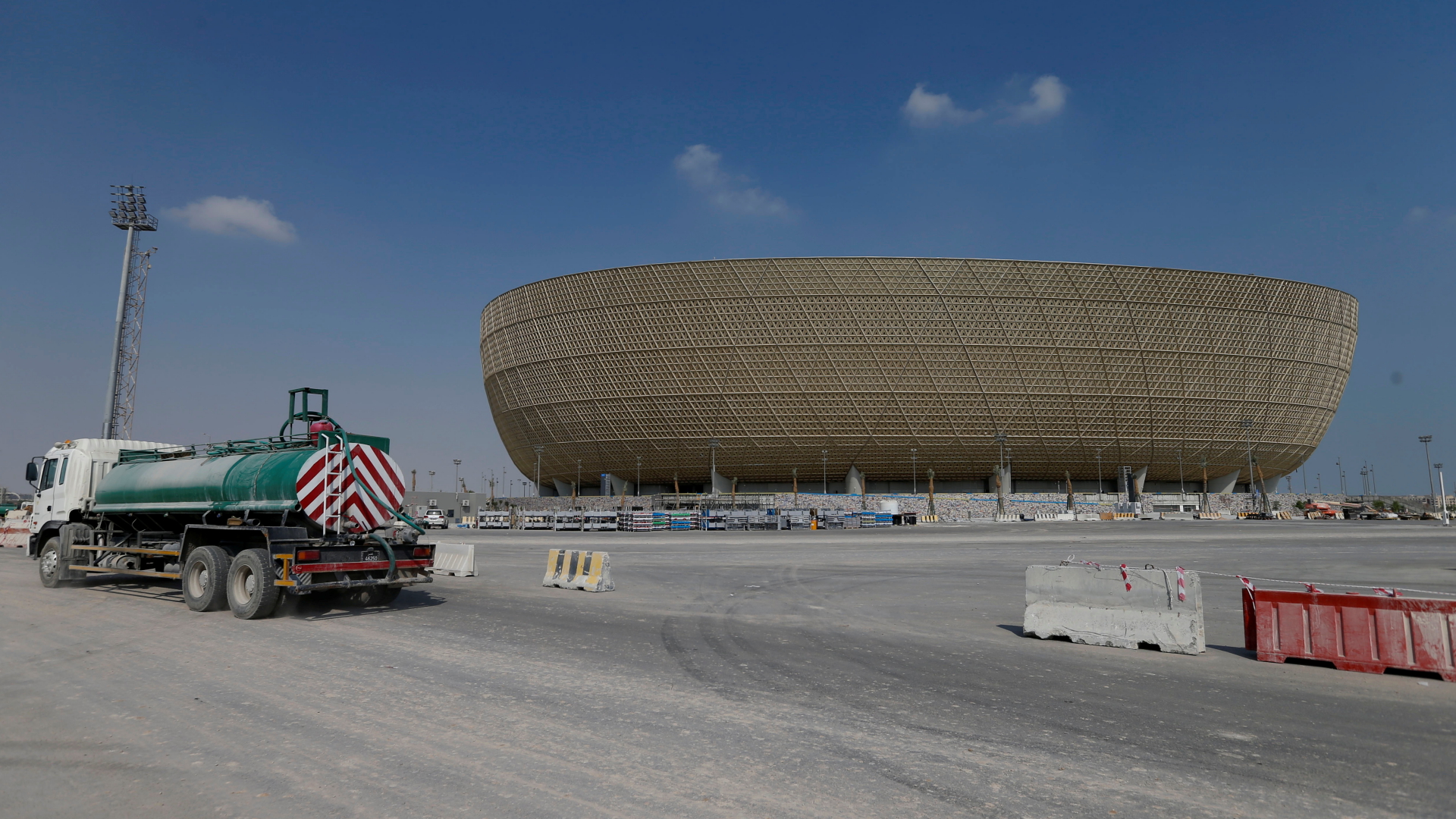 Vor dem Lusail-Stadion in Katar steht ein Lkw. | REUTERS