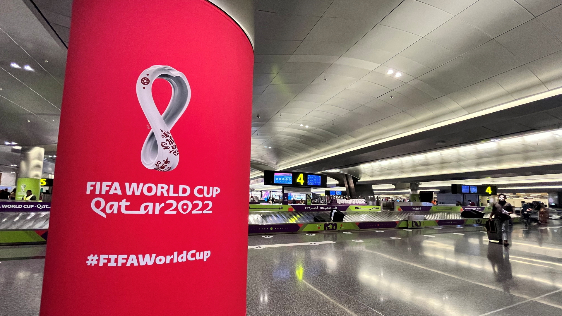 Ein Werbeplakat für die Fußball-WM 2022 in Katar hängt im Flughafen von Doha.
