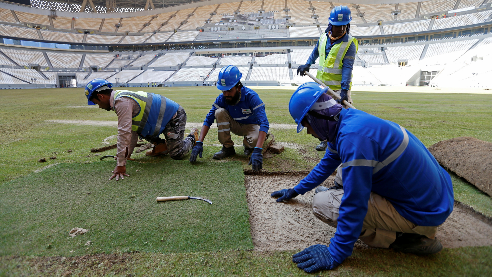 Arbeiter verlegen Rasen im Lusail-Stadion von Katar | REUTERS