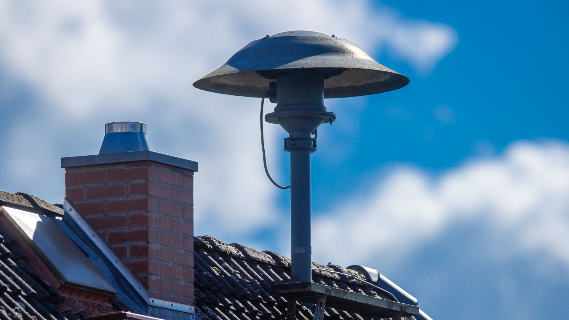 Eine Alarmsirene auf dem Dach eines Hauses. | dpa