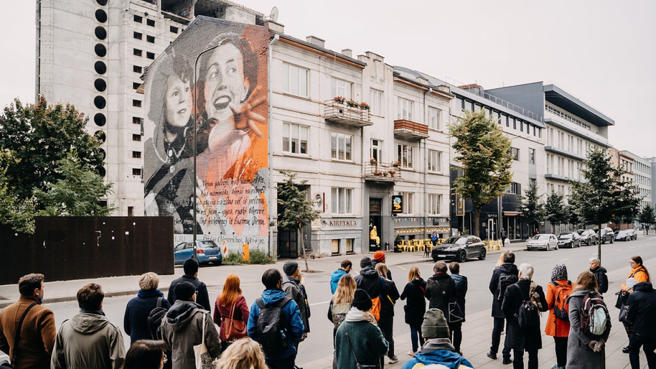 Street Art in Kaunas zeigt eine Mutter mit ihrer kleinen Tochter. | dpa