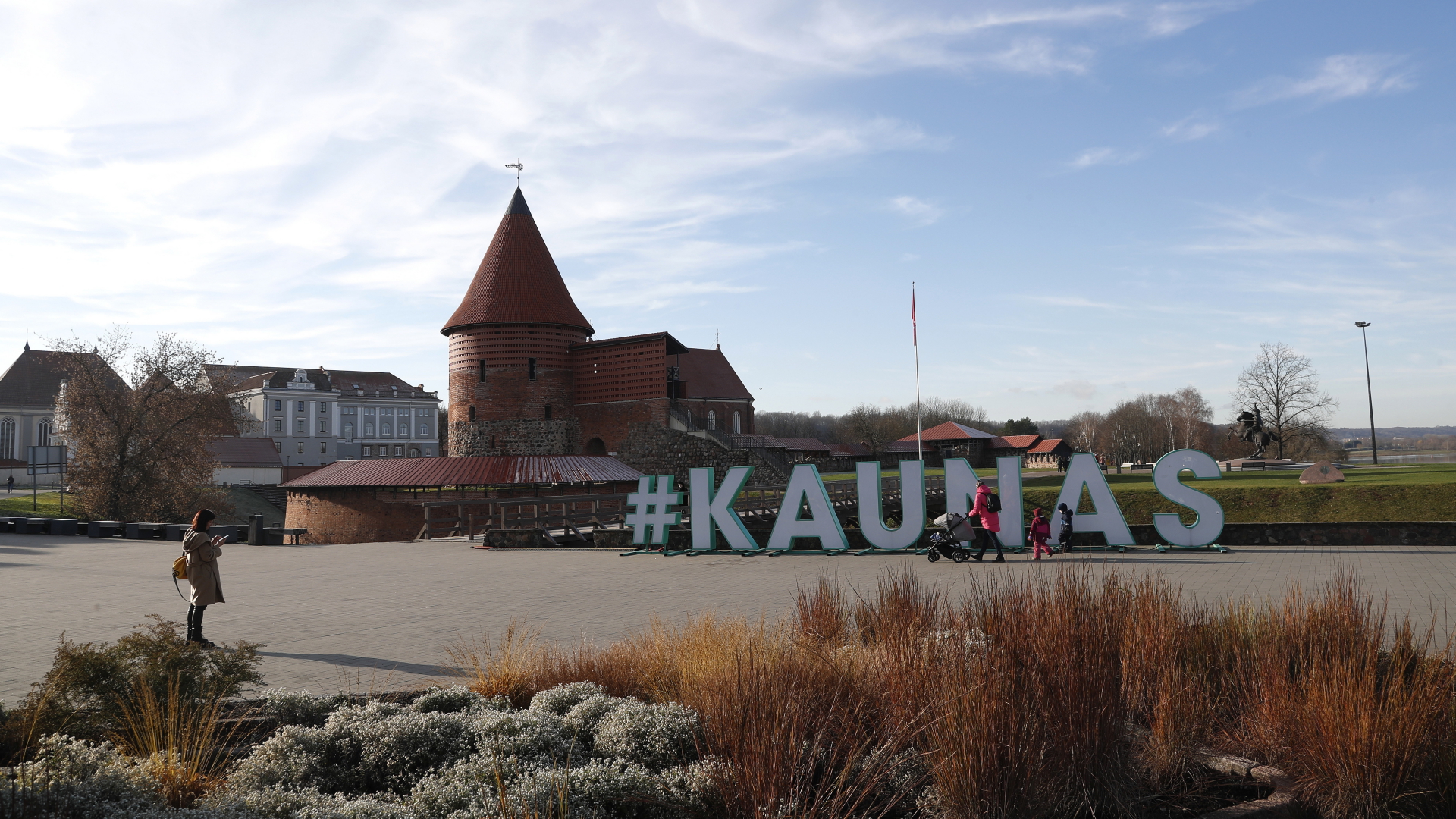 Die mittelalterliche Burg von Kaunas hinter einem Schriftzug der Stadt. | EPA