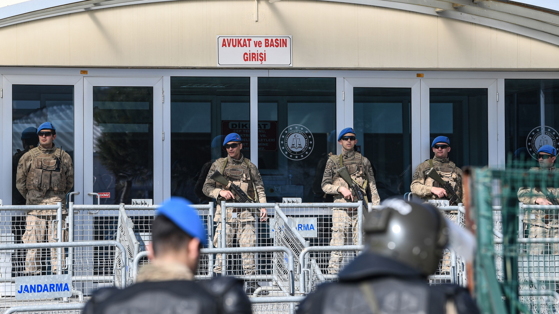 Soldaten vor dem Silivri-Gefängnis bei Istanbul