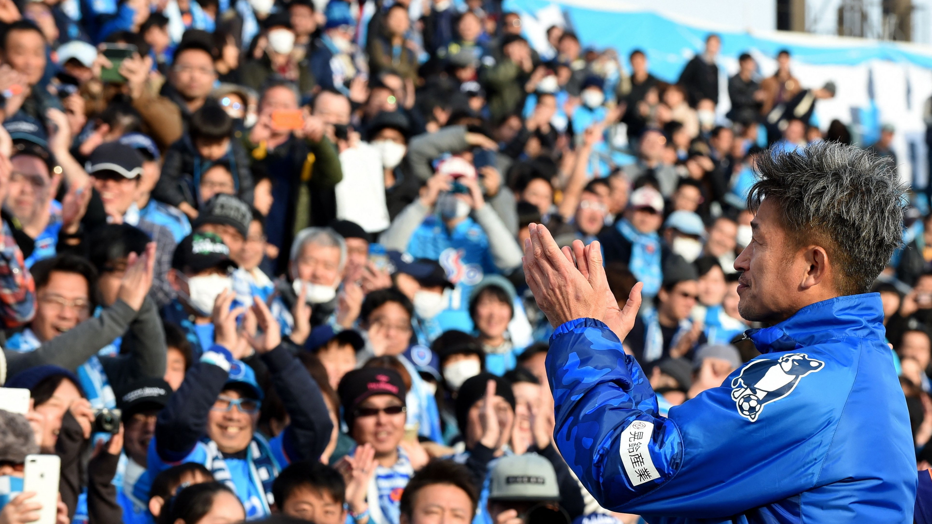 Kazuyoshi Miura vom FC Yokohama feiert seinen 50. Geburtstag mit Fans, hier im Jahr 2017. | AFP