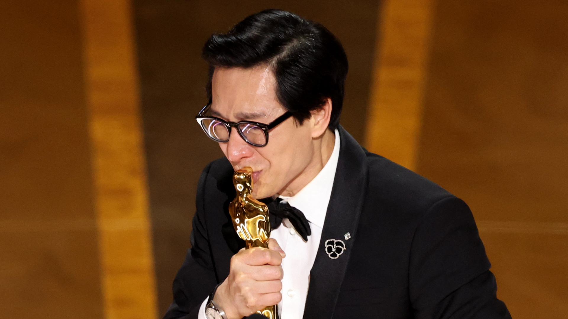 Schauspieler Ke Huy Quan küsst seinen Oscar. | REUTERS