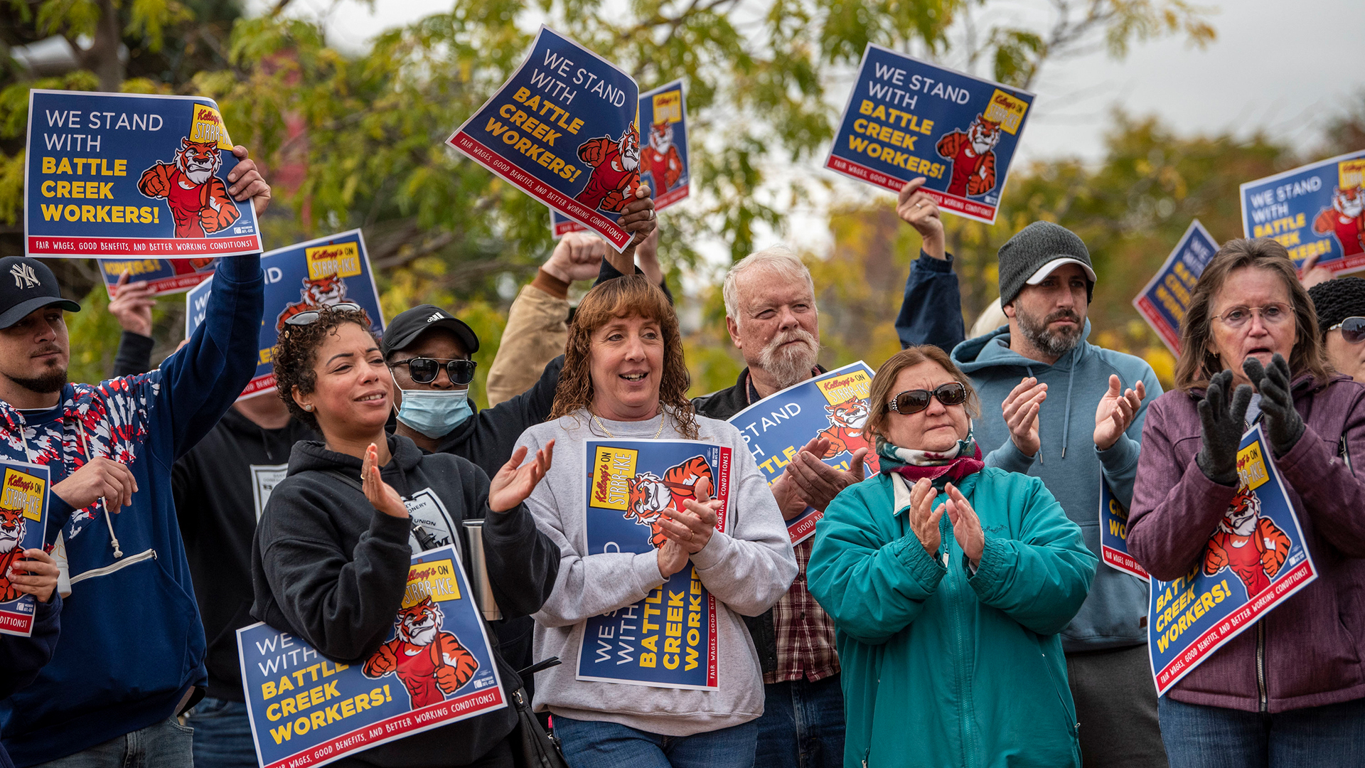 Gewerkschaftsmitglieder und Unterstützer bei einer Kundgebung vor dem Hauptsitz von Kellogg's, um die streikenden Arbeitnehmer in Battle Creek, Michigan, zu unterstützen.  | AP