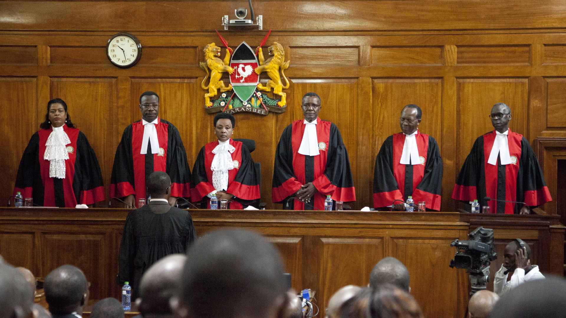 Die Richter des obersten Gerichts in Kenia stehen hinter der Richterbank | dpa