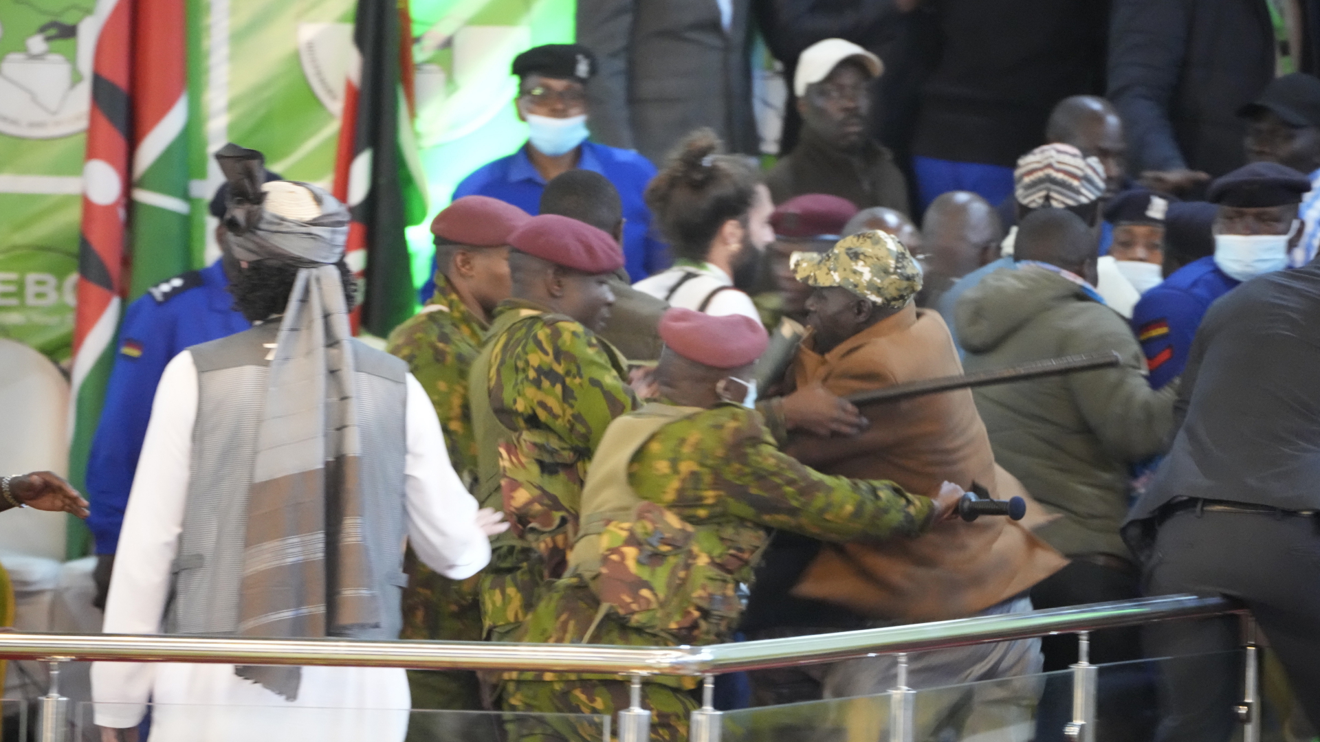 Kenia, Nairobi: Anhänger des Oppositionsführers Odinga rangeln mit der Bereitschaftspolizei. | dpa