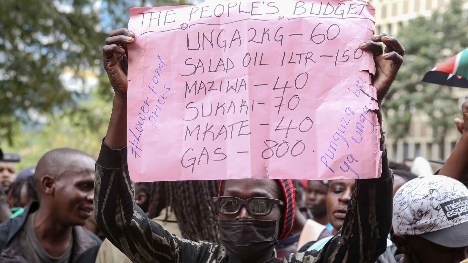 Ein Kenianer während einer Demonstration gegen die hohen Lebenshaltungskosten. | picture alliance / ZUMAPRESS.com