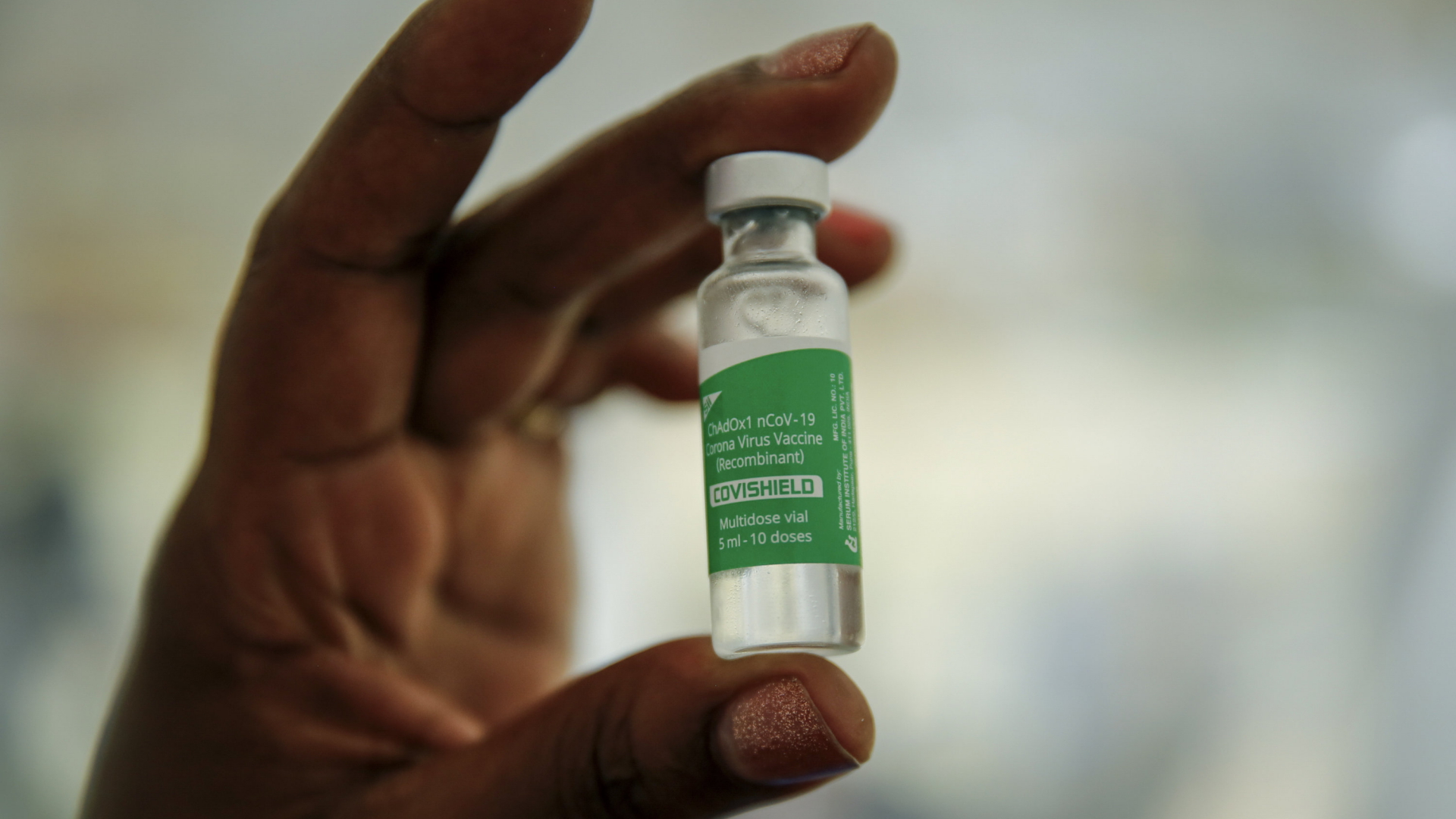 Eine Hand hält eine Dosis des AstraZeneca-Impfstoffs. | AP