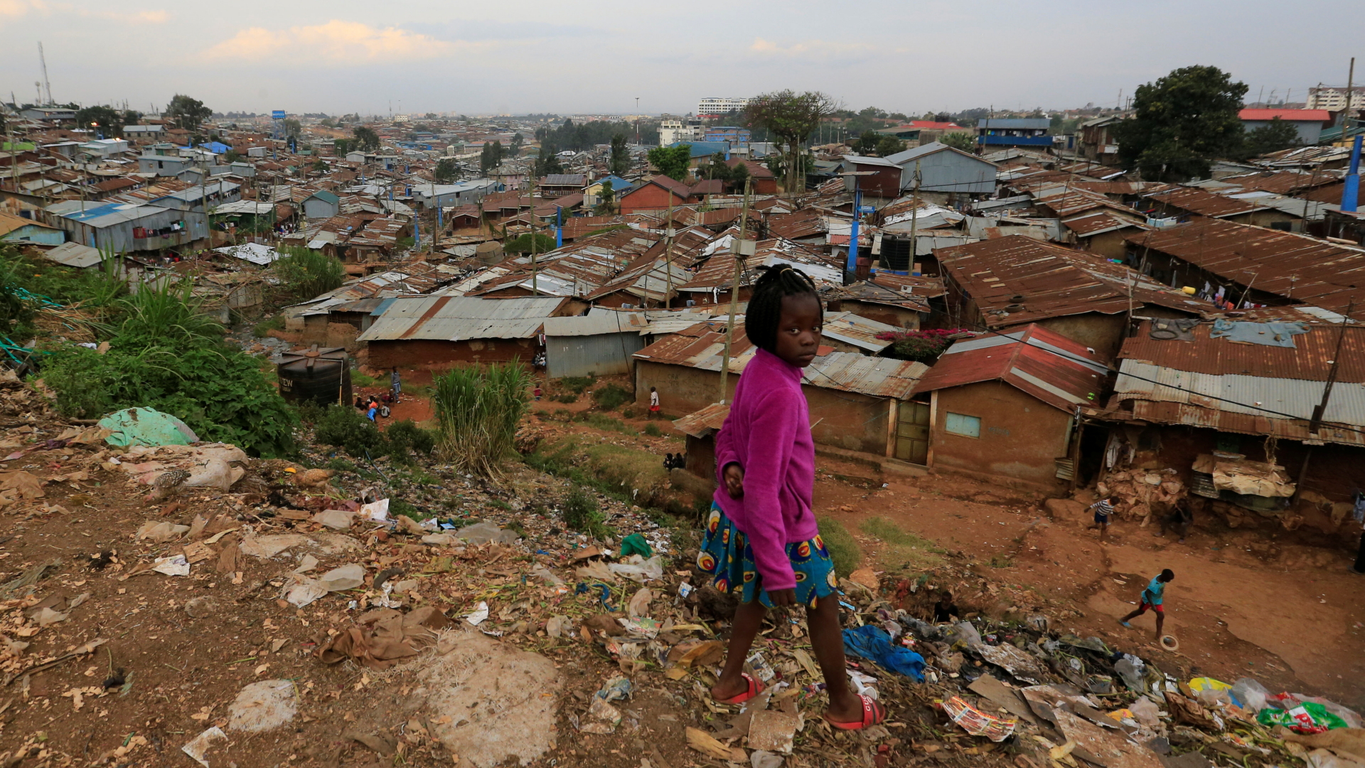 Ein Mädchen steht auf einem Müllberg über Kibera, einem Armenviertel von Nairobi. | REUTERS