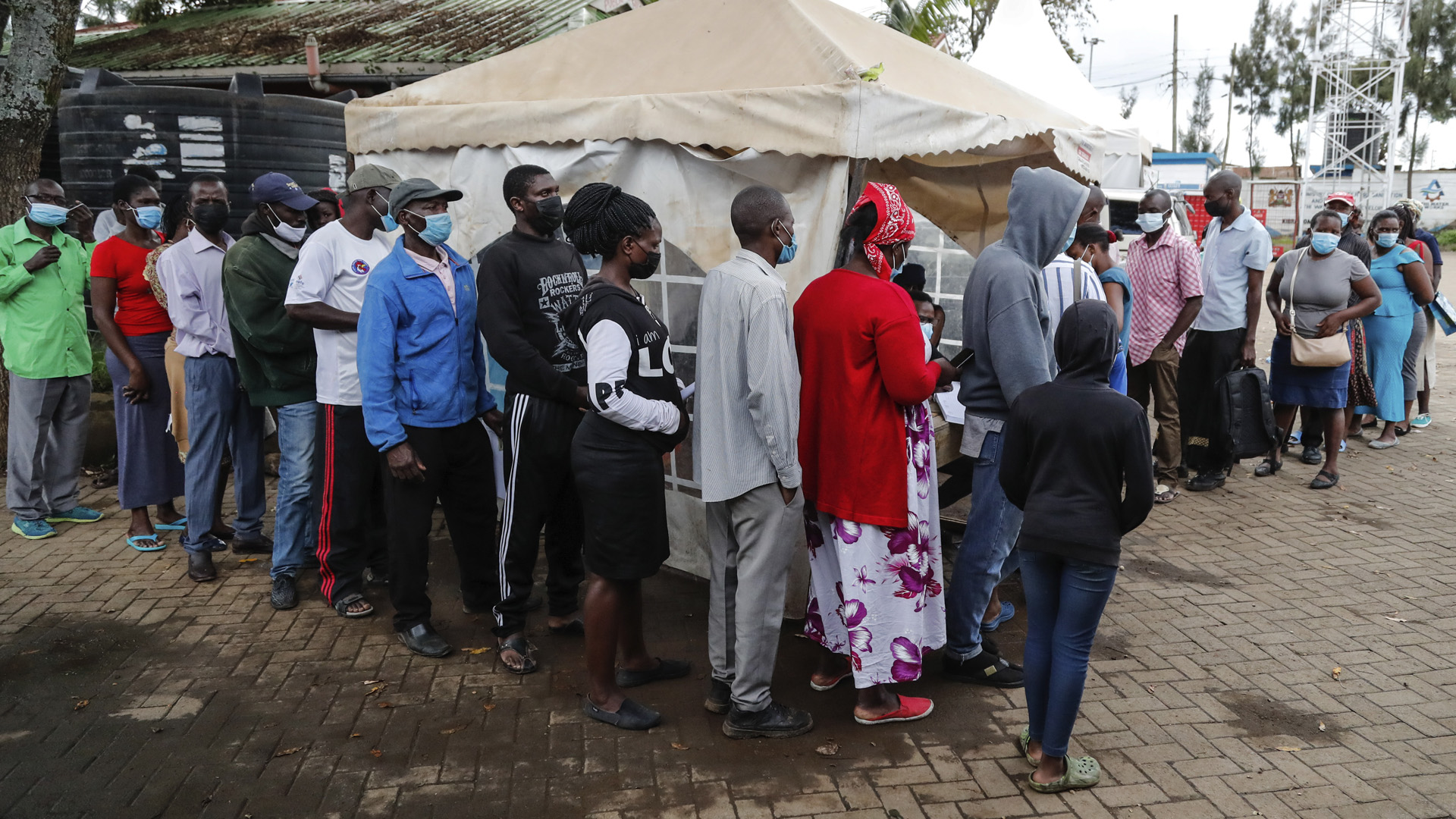 Menschen stehen Schlange vor einem Corona-Impfzentrum in der Siedlung Kibera, Kenia. | picture alliance/dpa/AP
