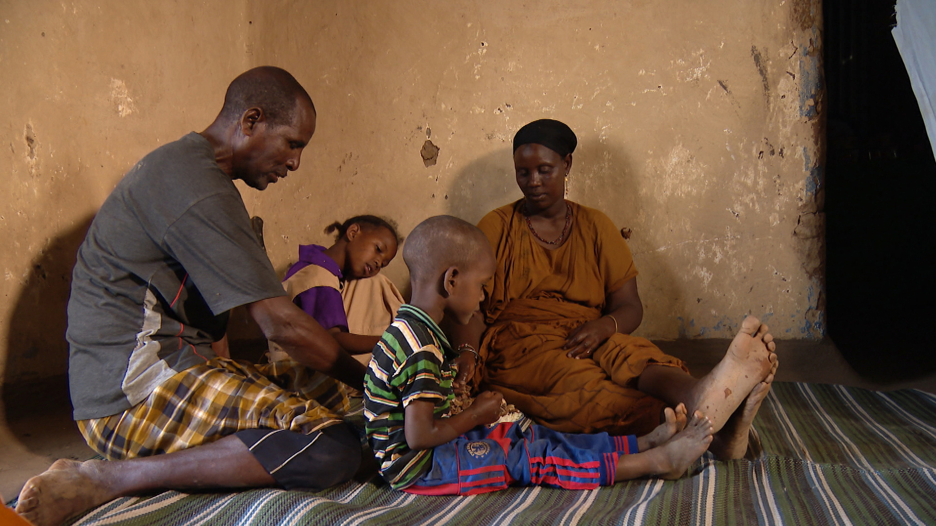 Der Hirte Roba Guyo isst mit seiner Familie. | Caroline Hoffmann, WDR
