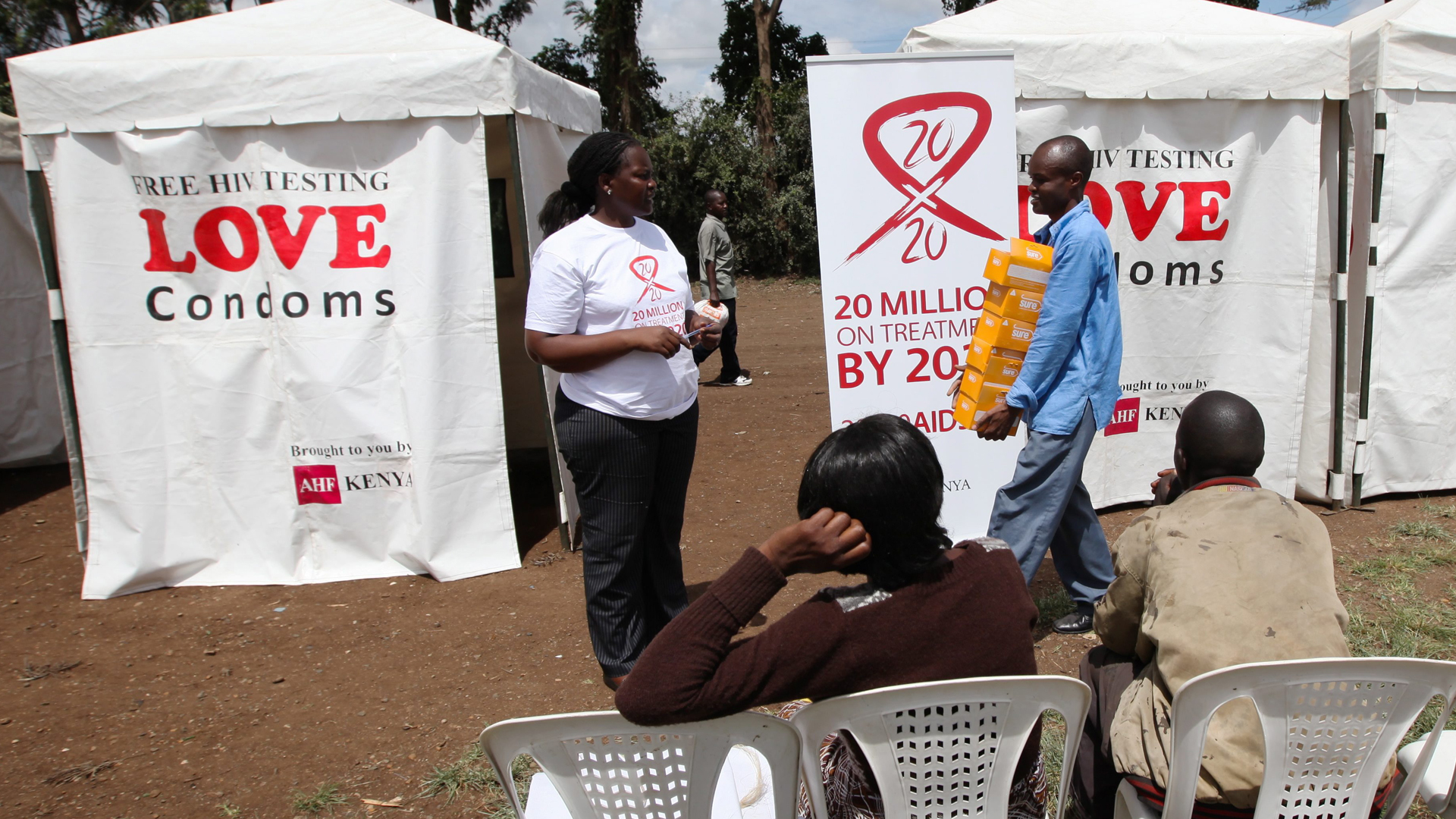 In Zelten können sich Menschen in Nairobi auf eine HIV-Infektion testen lassen. | picture alliance / dpa