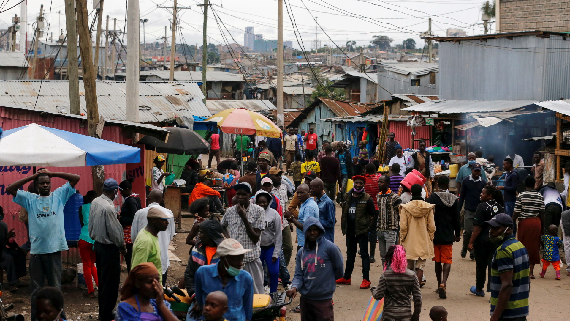 Auf den Straßen Mathares sind auch während der Corona-Pandemie viele Menschen unterwegs. | REUTERS