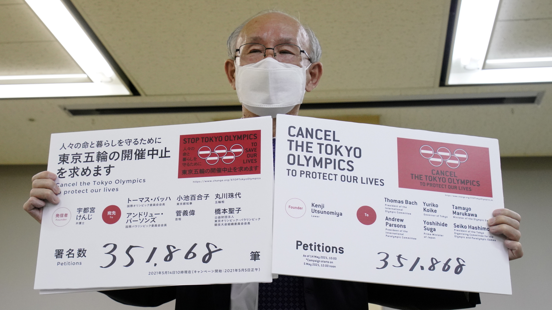 Der japanische Anwalt Kenji Utsunomiya präsentiert mehr als 350.000 Unterschriften gegen die Austragung der Olympischen Spiele in Tokio. | REUTERS